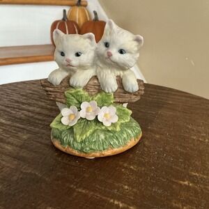 HomeTrends Porcelain White Kittens On Post Figurine